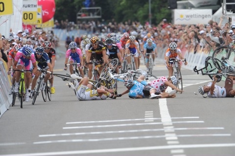 Cavendish crashes, Tour de Suisse 2010, stage 4 Cavendish crashes, Tour de Suisse 2010, stage 4