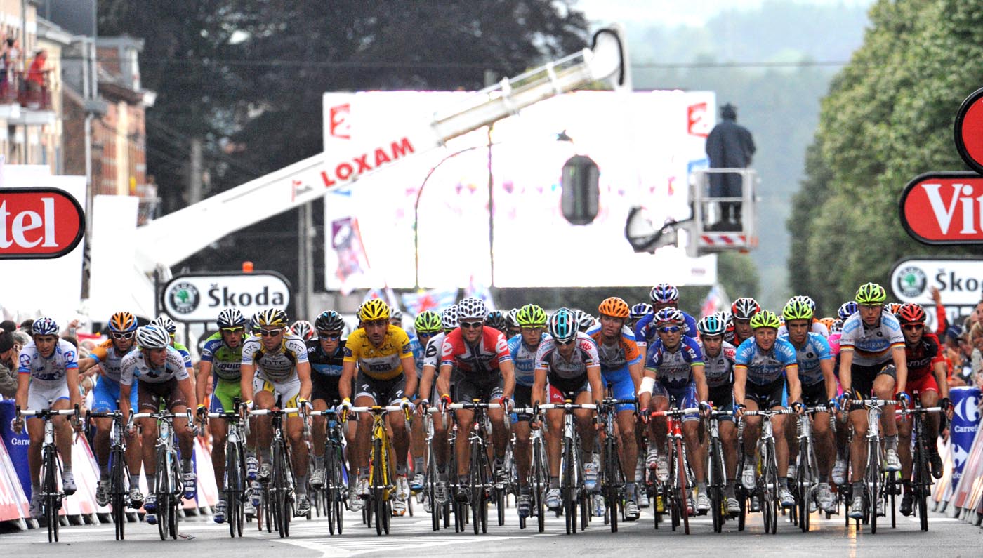 Peloton finish together, Tour de France 2010 stage 2