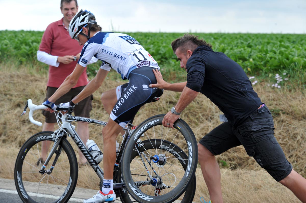Andy Schleck gets a push, Tour de France 2010 stage 2