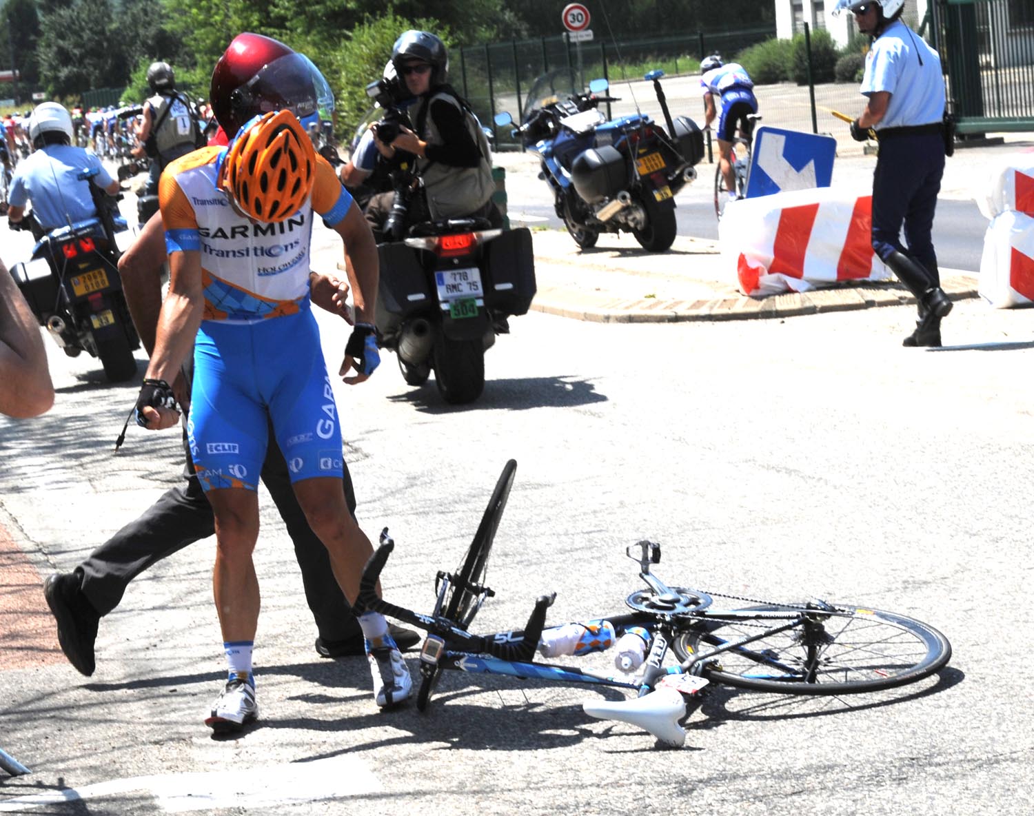 Robbie Hunter crashes, Tour de France 2010, stage 10