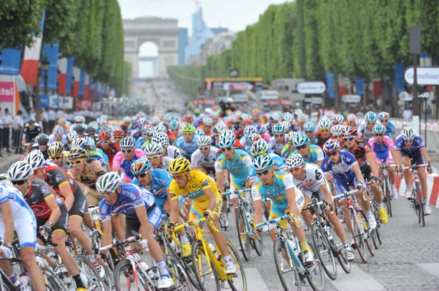 Alberto Contador in the bunch, Tour de France 2010 stage 20