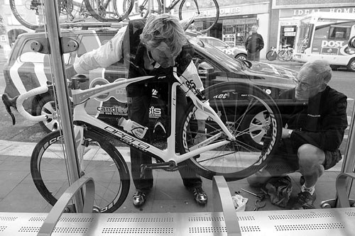 Malcolm Elliott and mechanic, Tour of Britain 2010, stage 2 Malcolm Elliott and mechanic, Tour of Britain 2010, stage 2