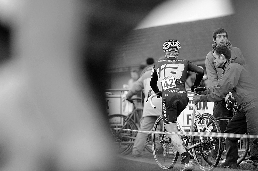 Mike Cotty changes his bike, National Trophy CX 2010 round 3, Mallroy Park