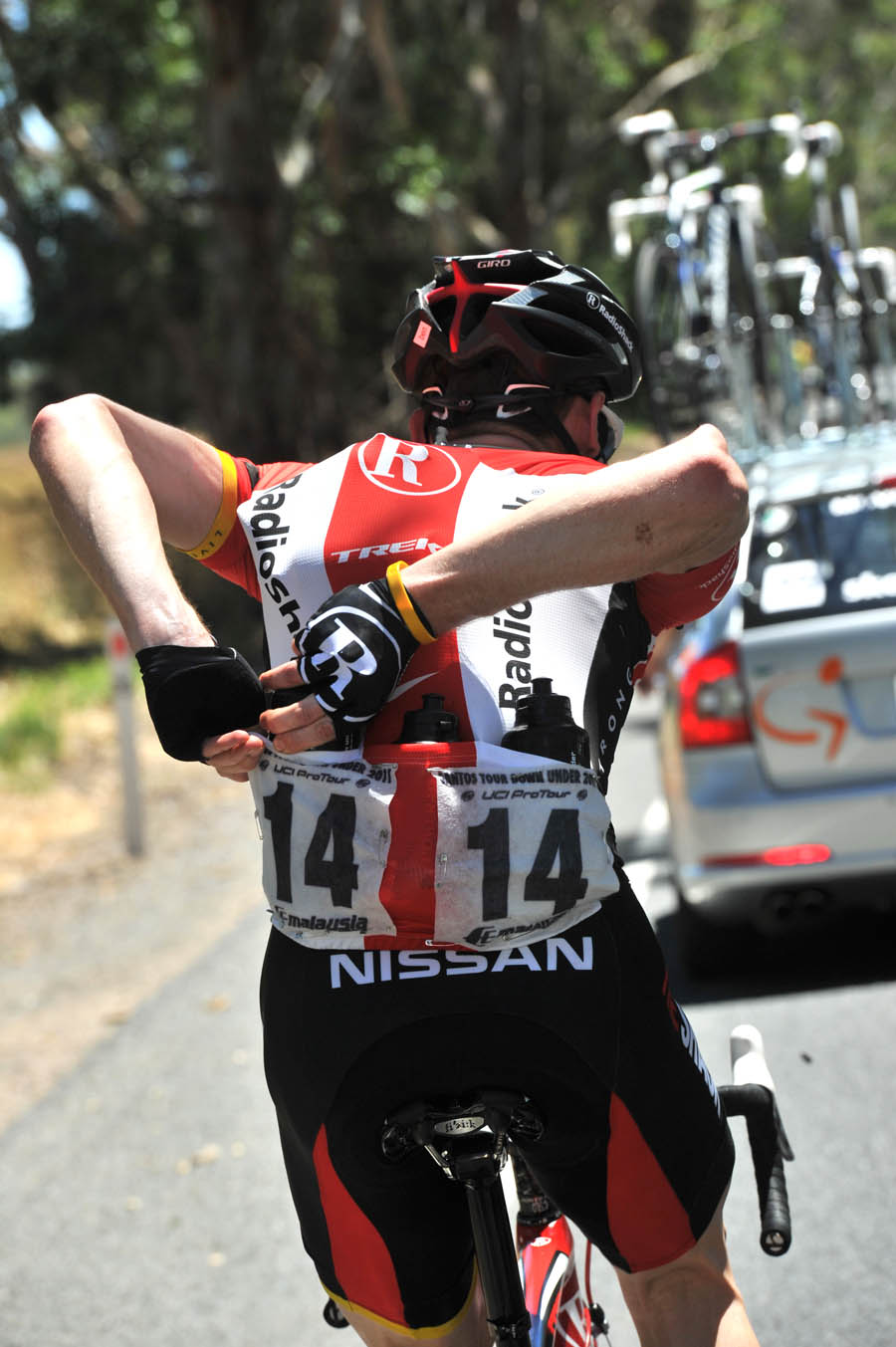 Ben Hermans collects water, Tour Down Under 2011, stage three