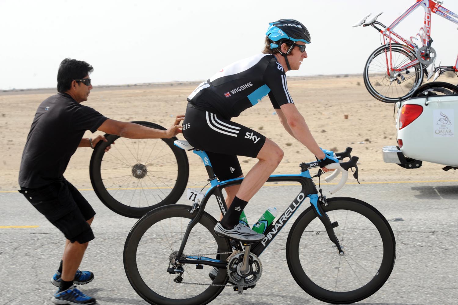 Bradley Wiggins gets some assistance, Tour of Qatar 2011, stage two