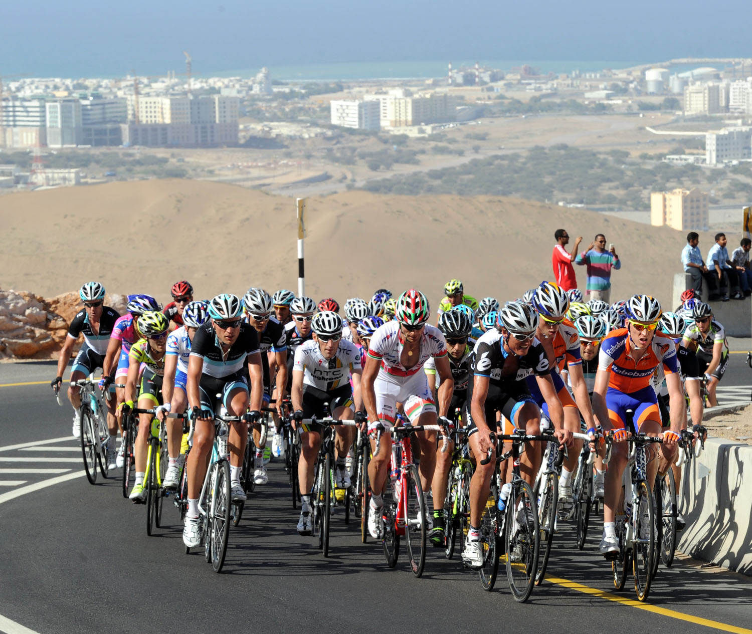 Peloton climbs, Tour of Oman 2011, stage 2