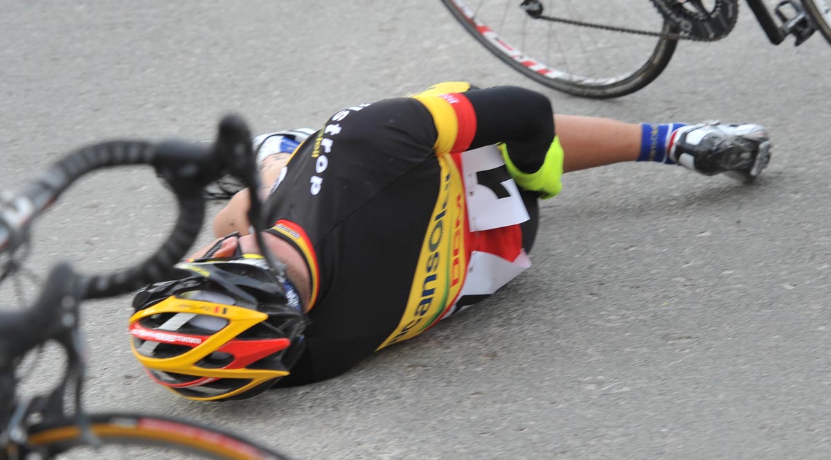 Stijn Devolder hits the deck, Kuurne-Brussels-Kuurne 2011