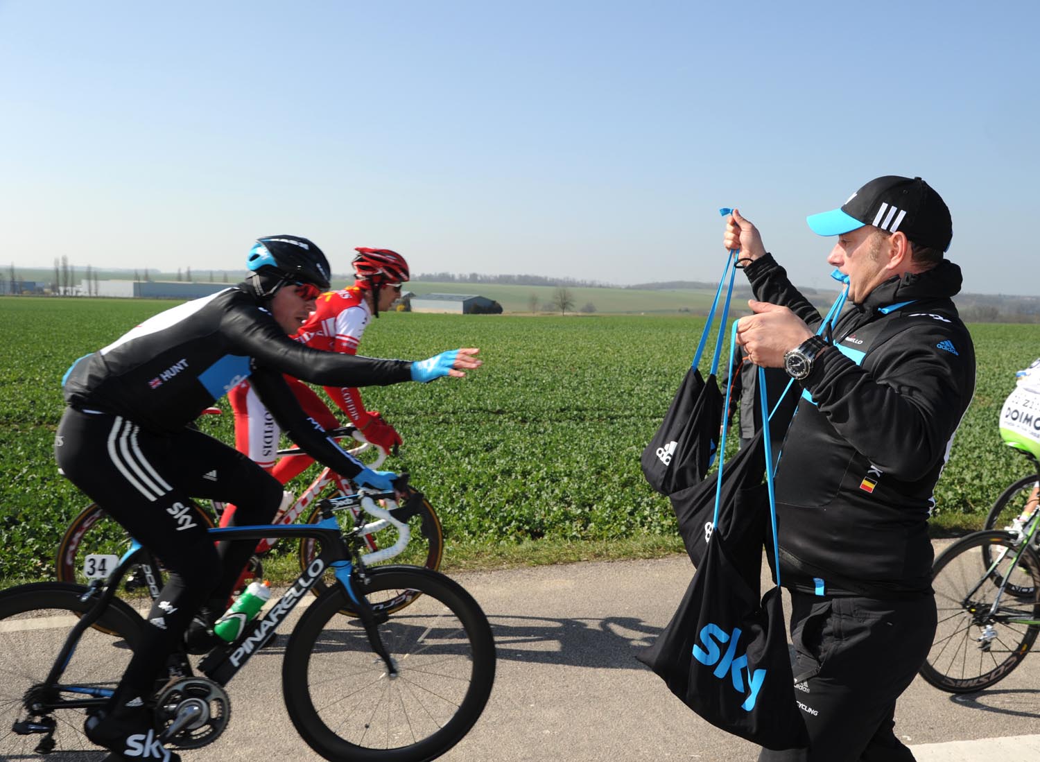 Jeremy Hunt takes lunch, Paris-Nice 2011, stage one