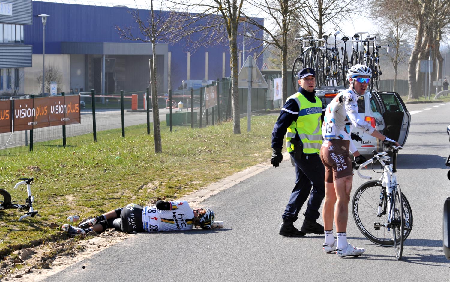 Martin Velits and Sebastien Minard crash, Paris-Nice 2011, stage one