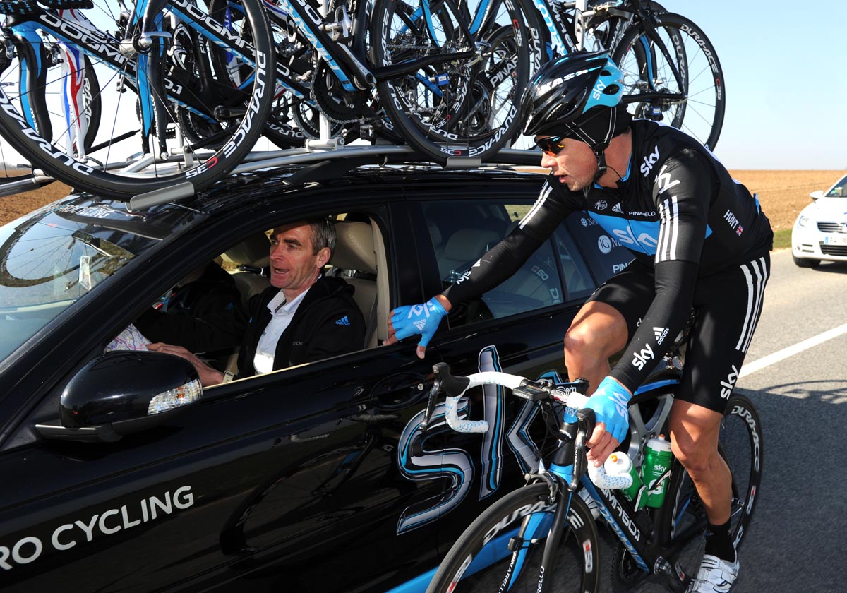 Jeremy Hunt talks to Sean Yates, Paris-Nice 2011, stage two