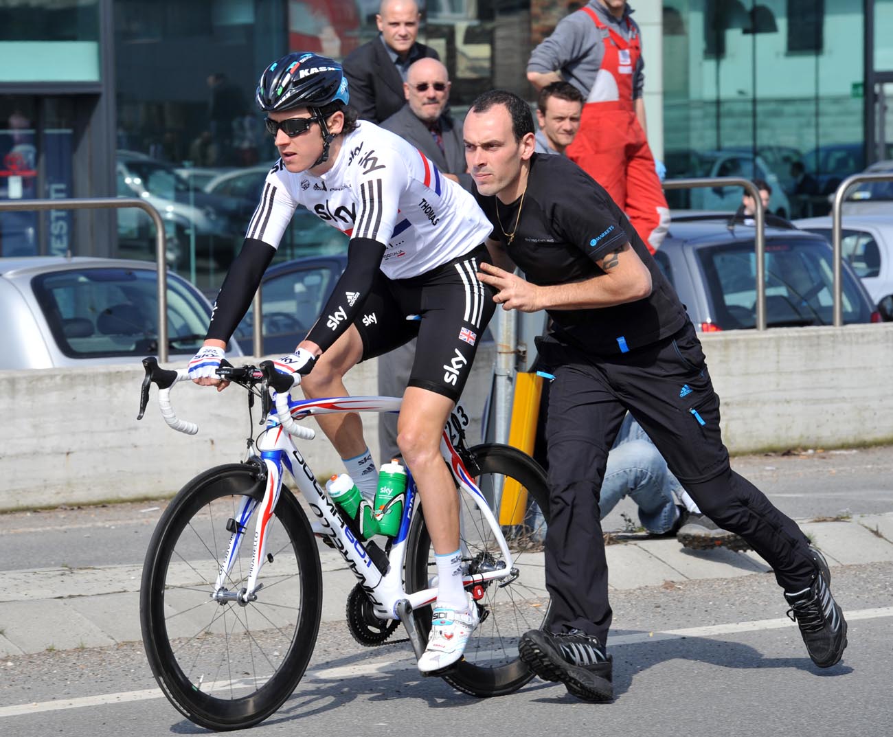 Geraint Thomas gets a push, Milan-San Remo 2011