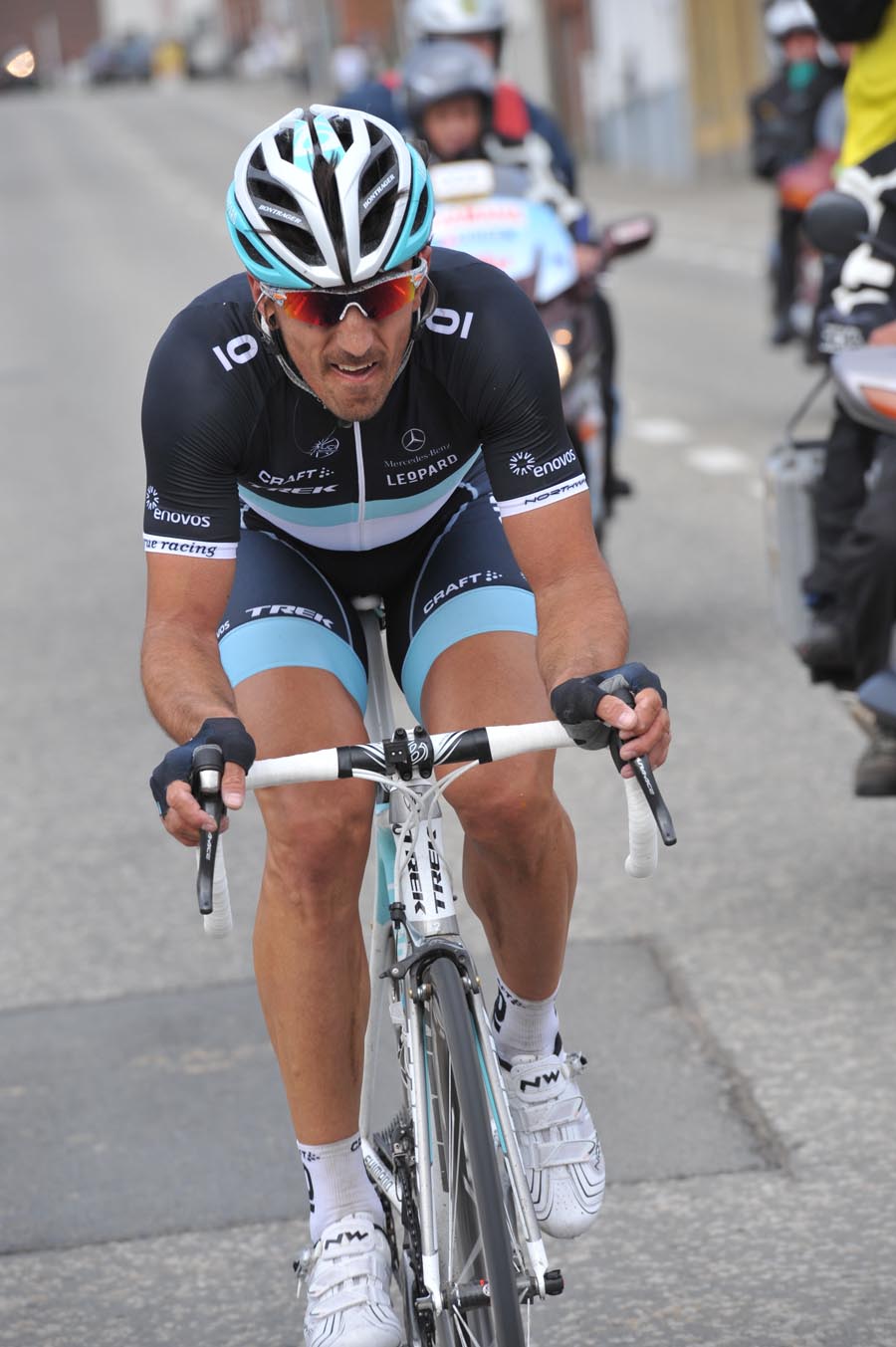 Cancellara chases, Tour of Flanders 2011