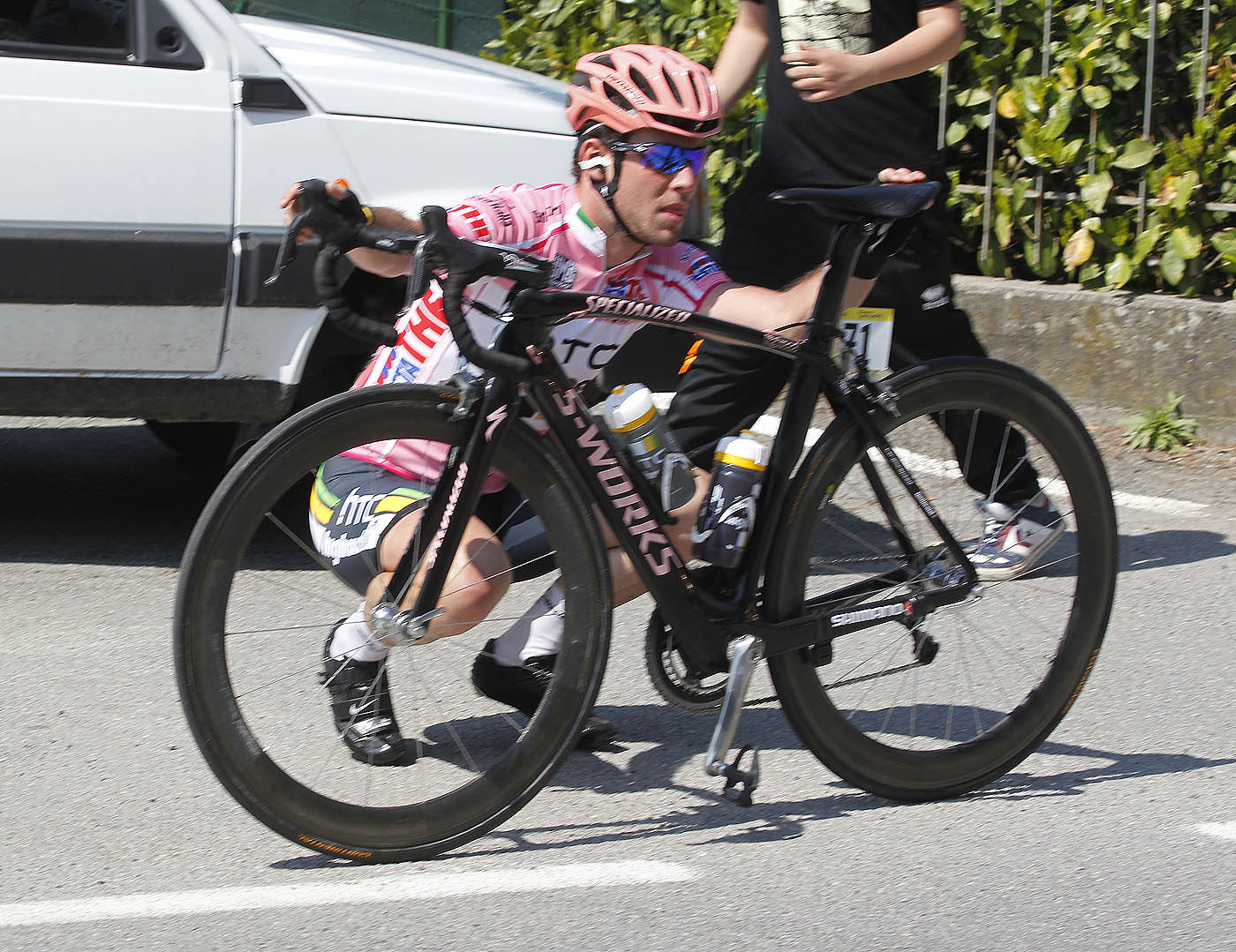 Mark Cavendish changes bike, Giro d'Italia 2011, stage three
