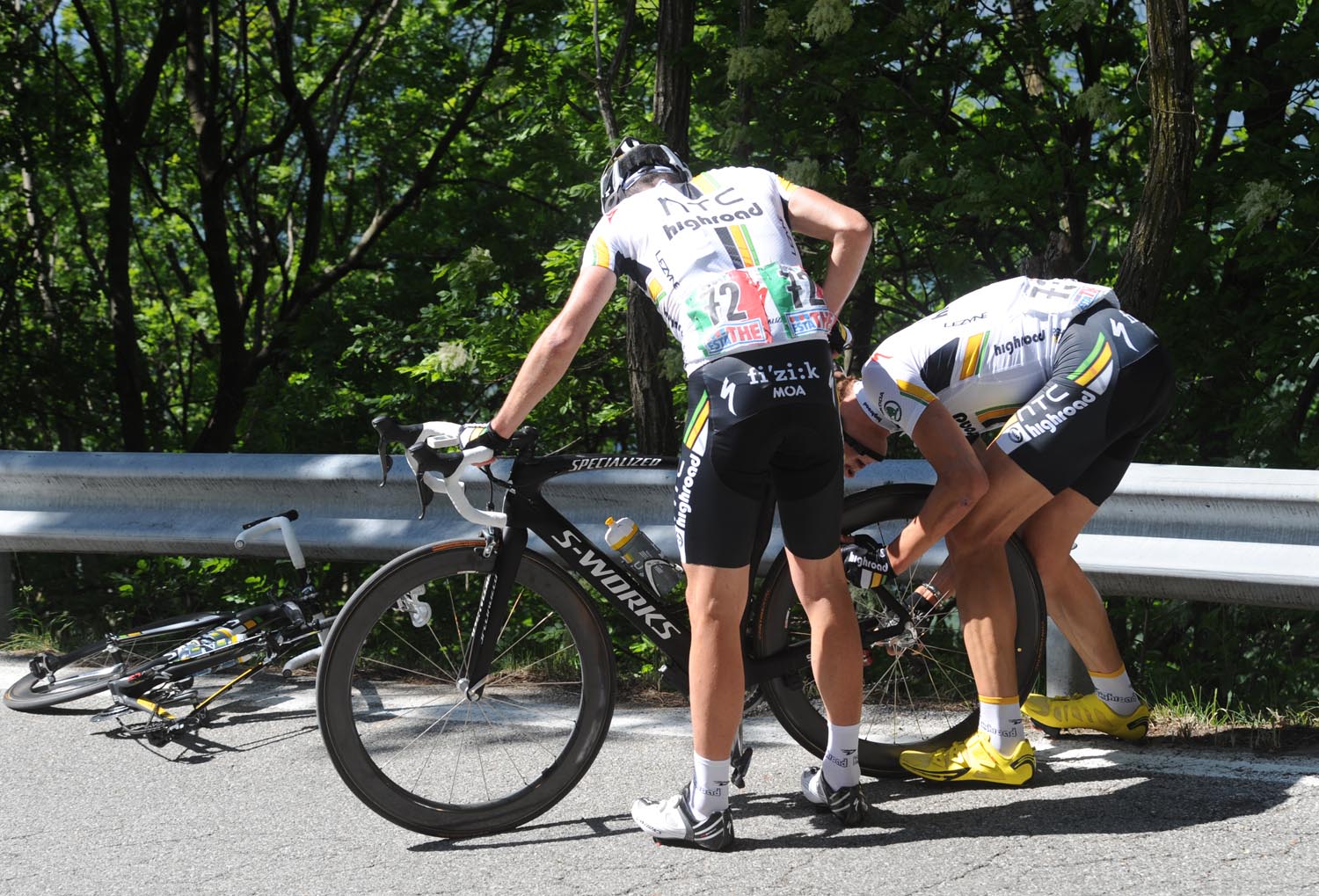 Marco Pinotti changes a wheel, Giro d'Italia 2011, stage three
