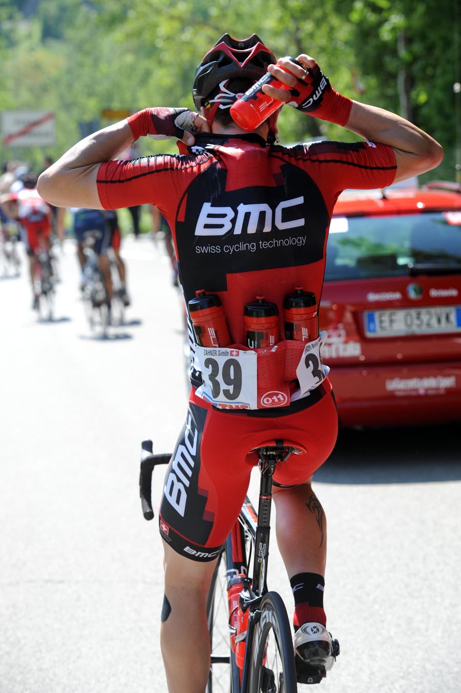 Simon Zahner collects bottles, Giro d'Italia 2011, stage three