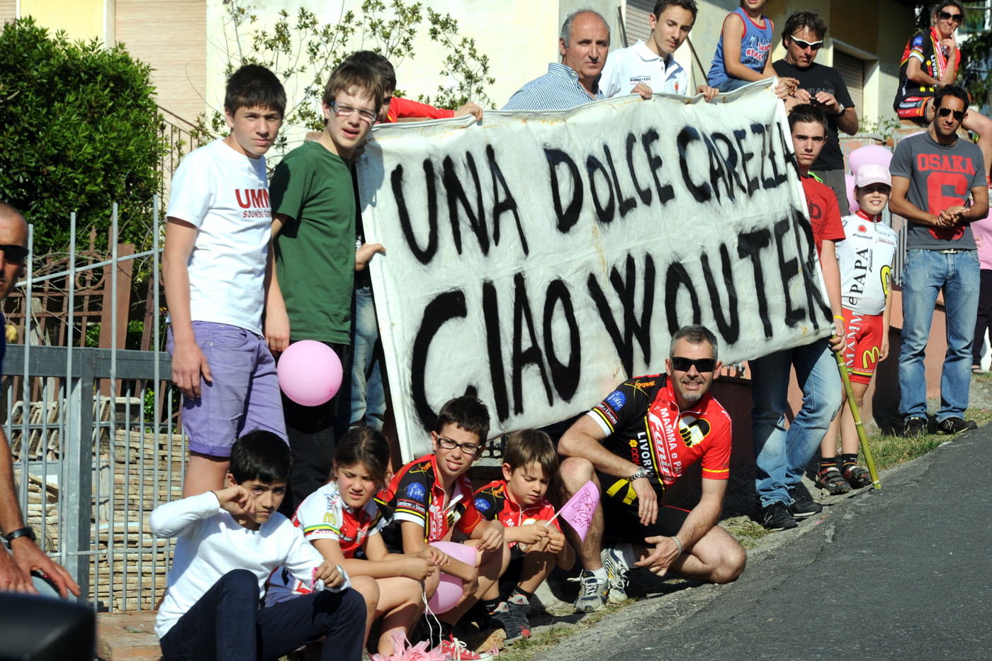 Spectators with messages for Wouter Weylandt, Giro d'Italia 2011, stage four