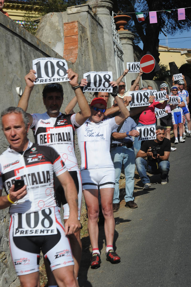 Spectators hold up Wouter Weylandt's race number, Giro d'Italia 2011, stage four