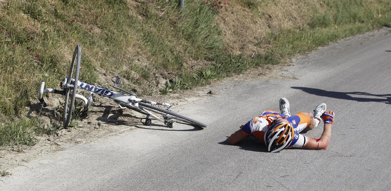 Tom Jelte Slagter crashes, Giro d'Italia 2011, stage five