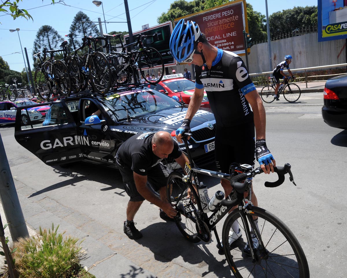 David Millar gets some assistance, Giro d'Italia 2011, stage nine