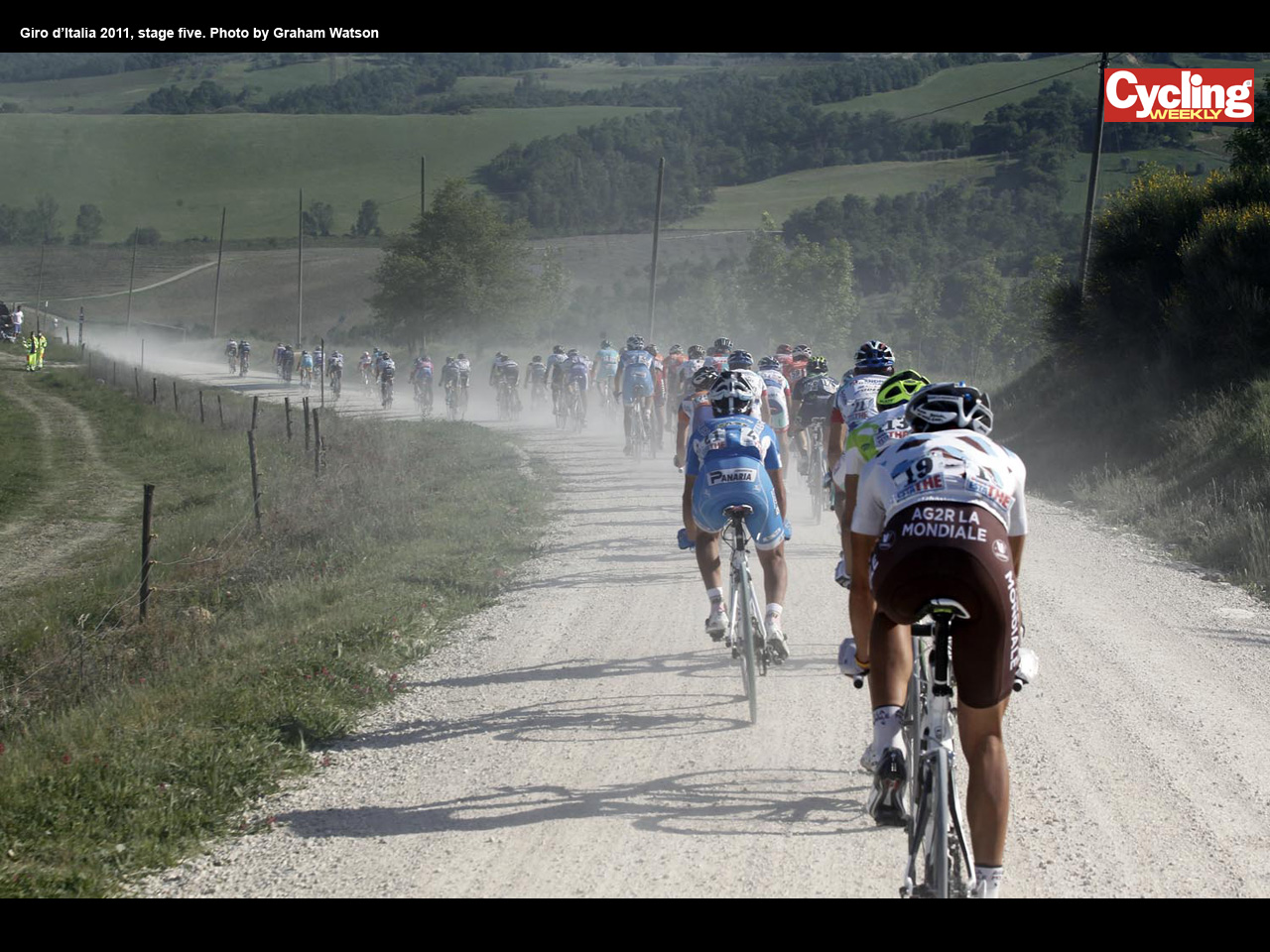 Peloton on the strade bianche, stage five, Giro d'Italia 2011