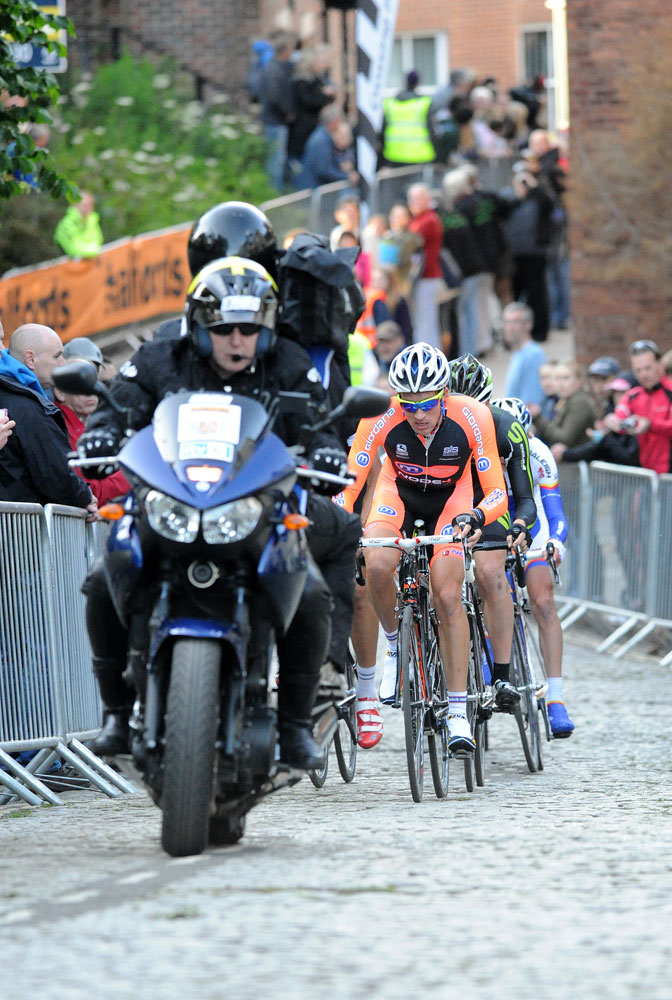 Ian Bibby leads up cobbles, Tour Series 2011, round one