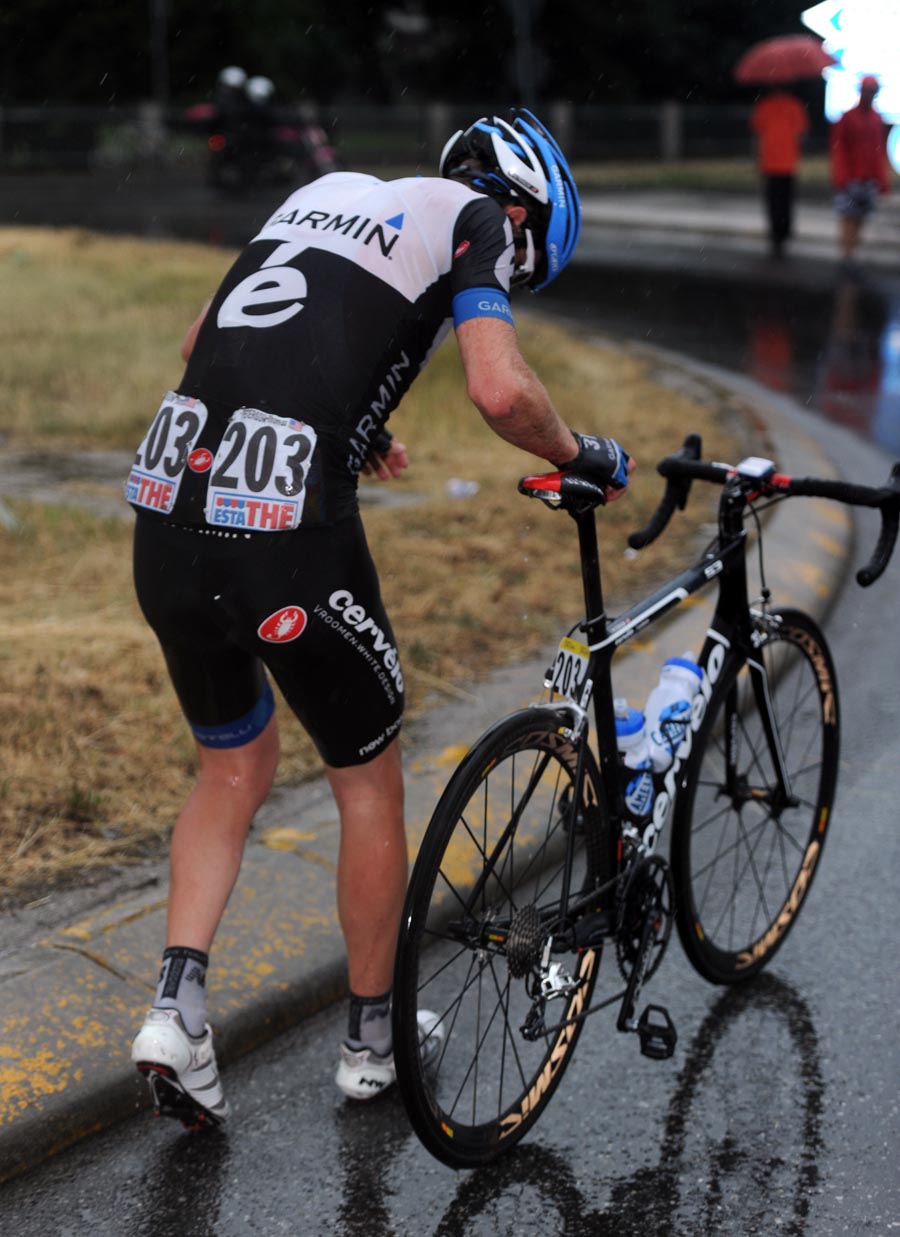 Thomas Peterson takes a fall, Giro d'Italia 2011, stage 19