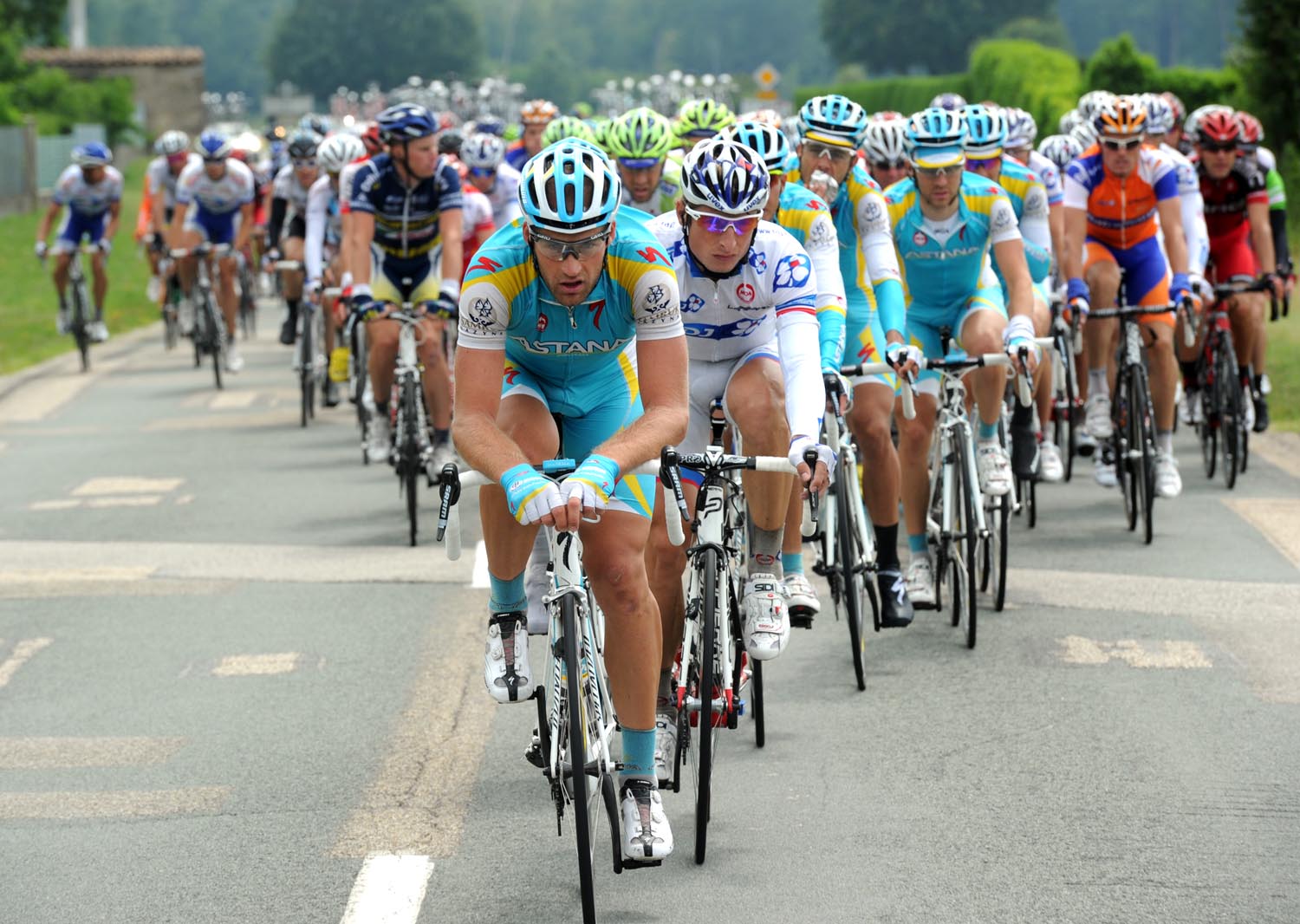 Astana chase, Criterium du Dauphine 2011, stage two
