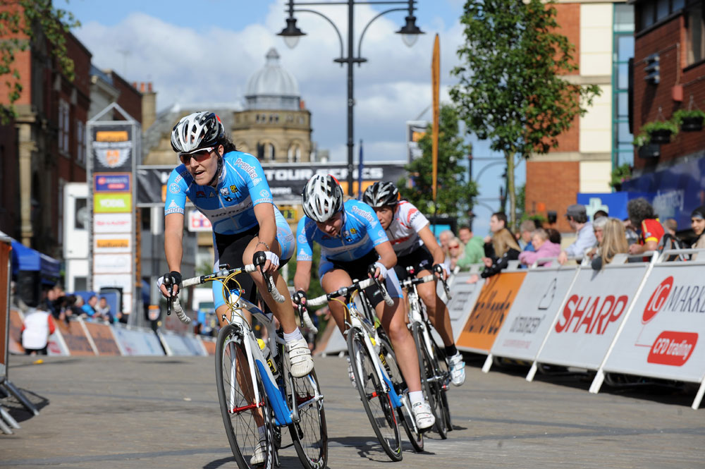 Dani King heads break, Tour Series 2011, round six, Oldham