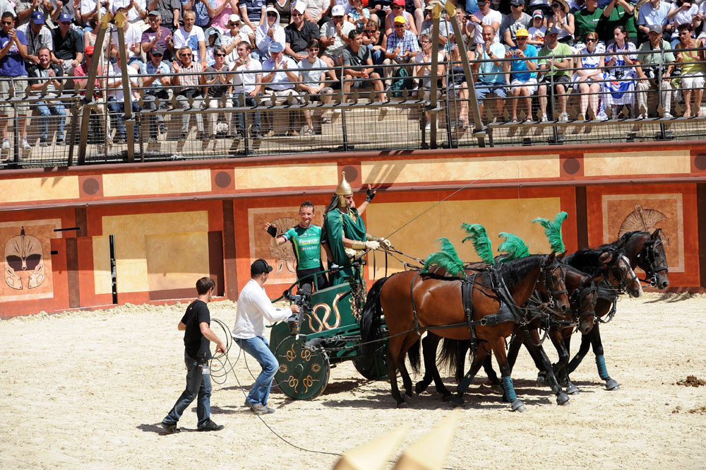 Thomas Voeckler enters on chariot, Tour de France 2011 team presentation
