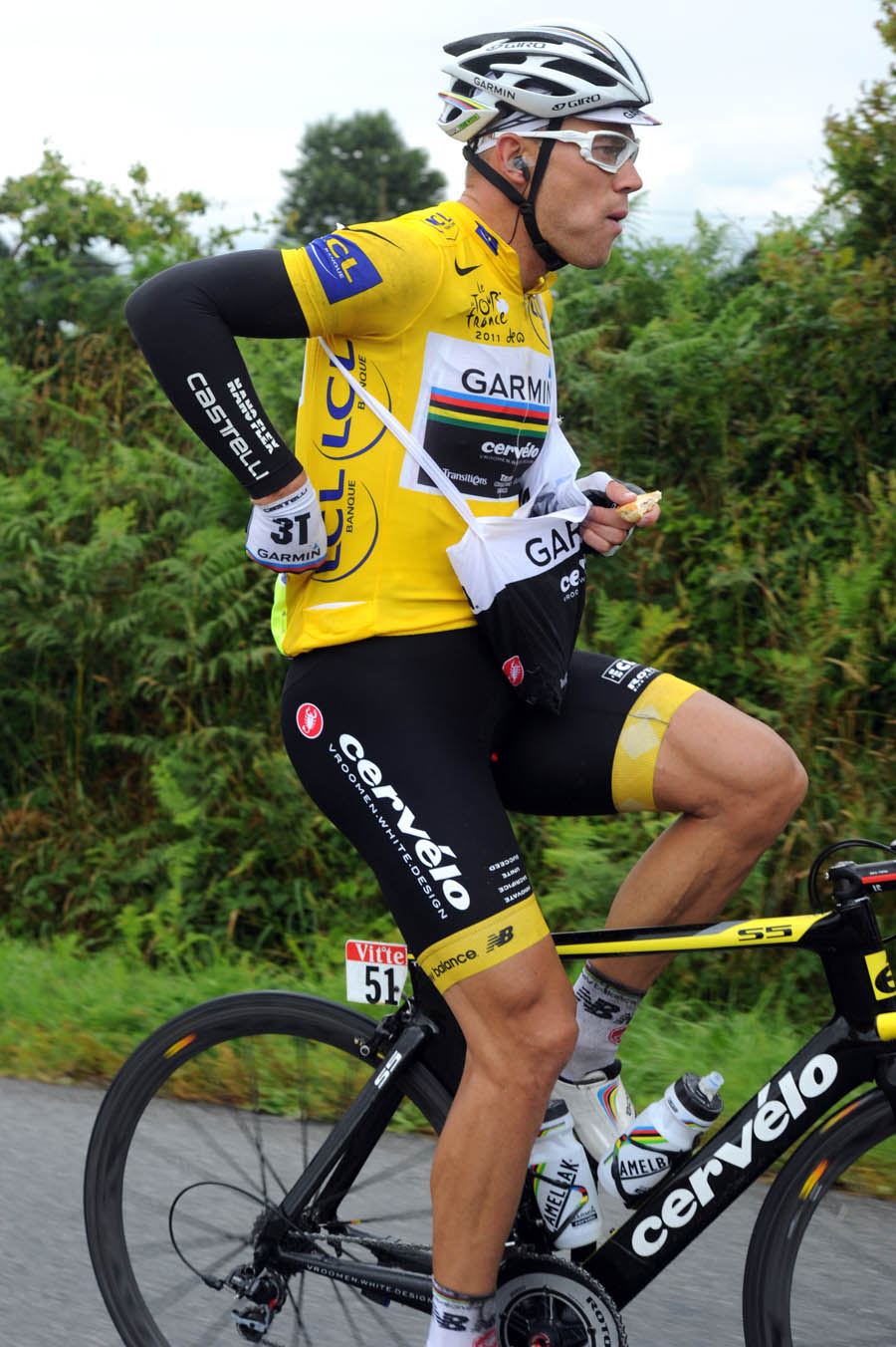 Thor Hushovd has a snack, Tour de France 2011, stage four