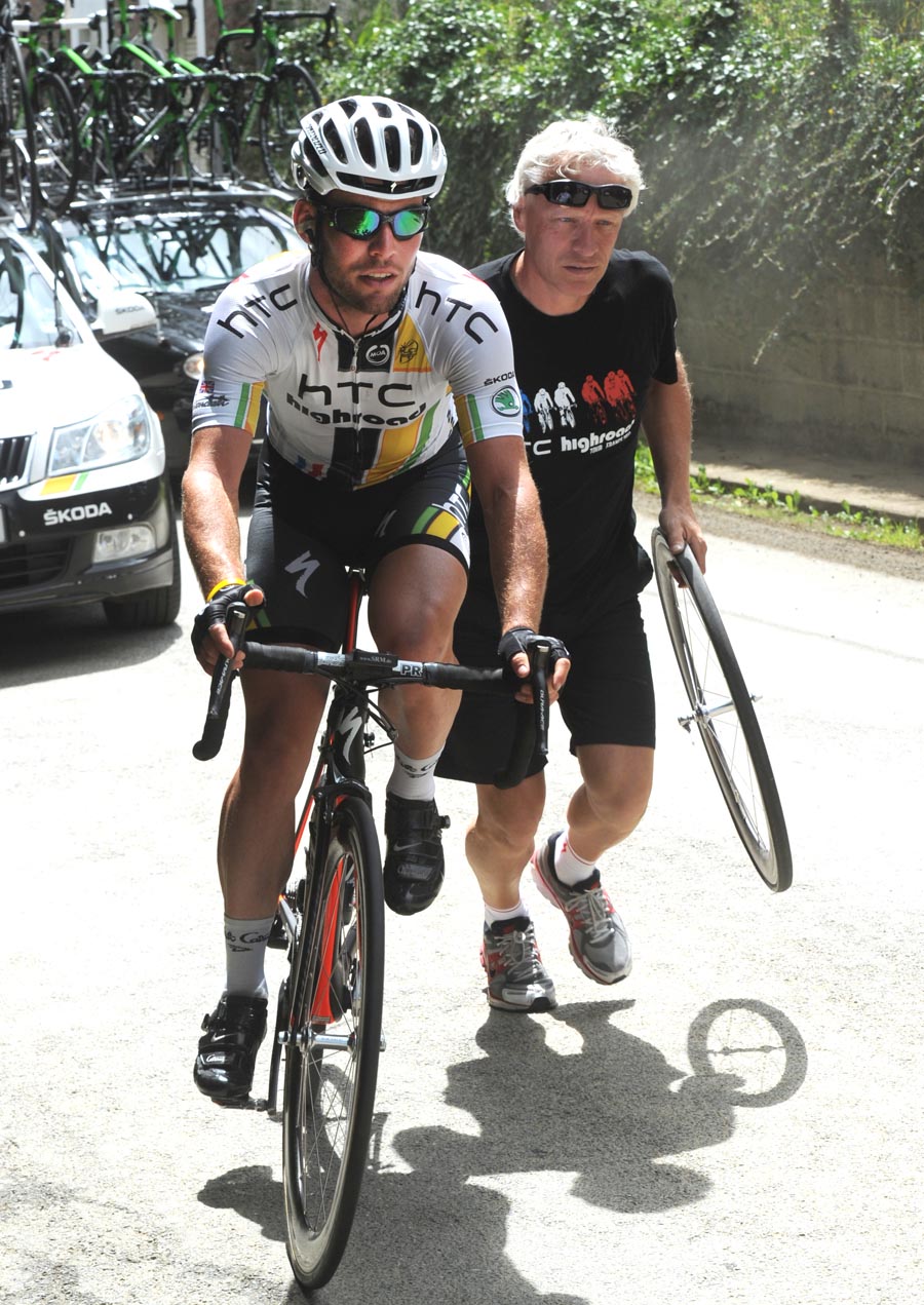 Mark Cavendish gets a wheel change, Tour de France 2011, stage five