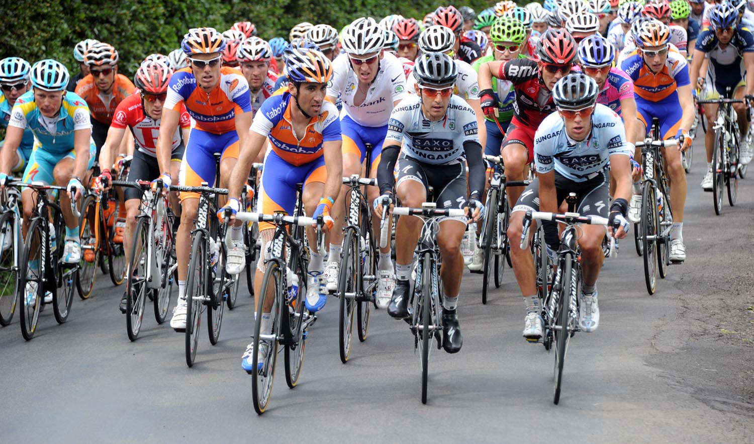 Peloton climbs, Tour de France 2011, stage eight