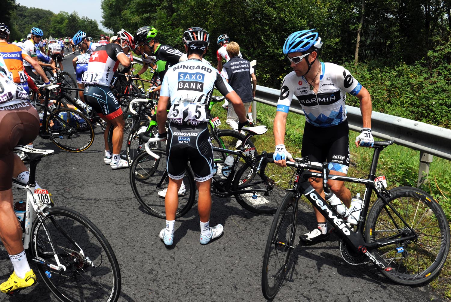 Julian Dean crashes, Tour de France 2011, stage 10