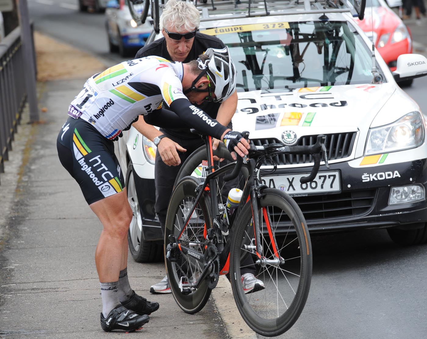 Mark Cavendish receives some mechanical assistance, Tour de France 2011, stage 11