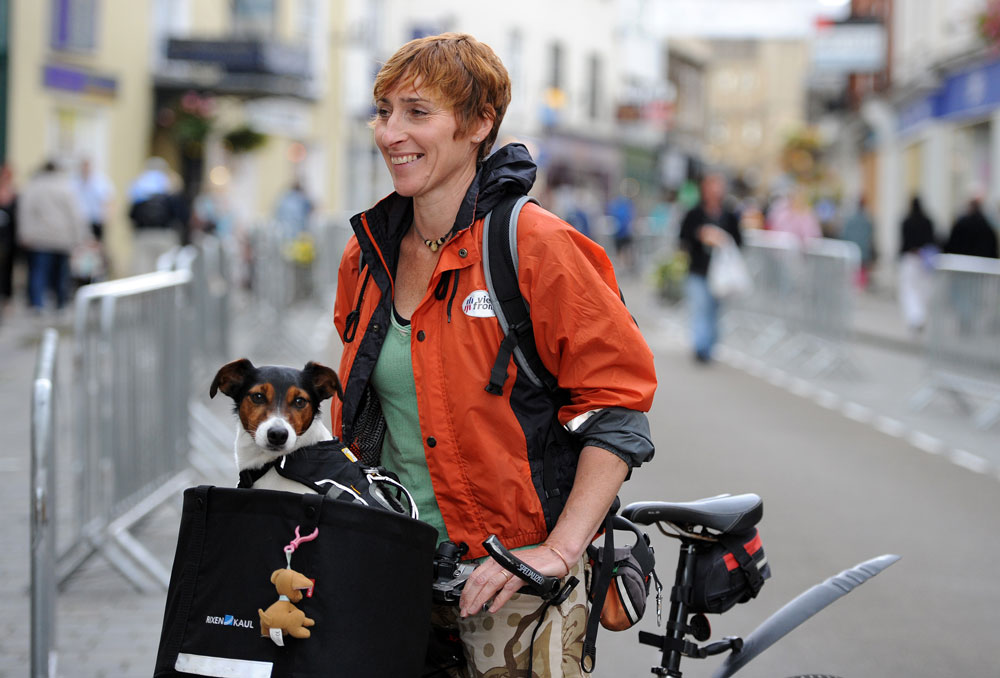 Dog in a basket, Tour of Britain 2011, stage six