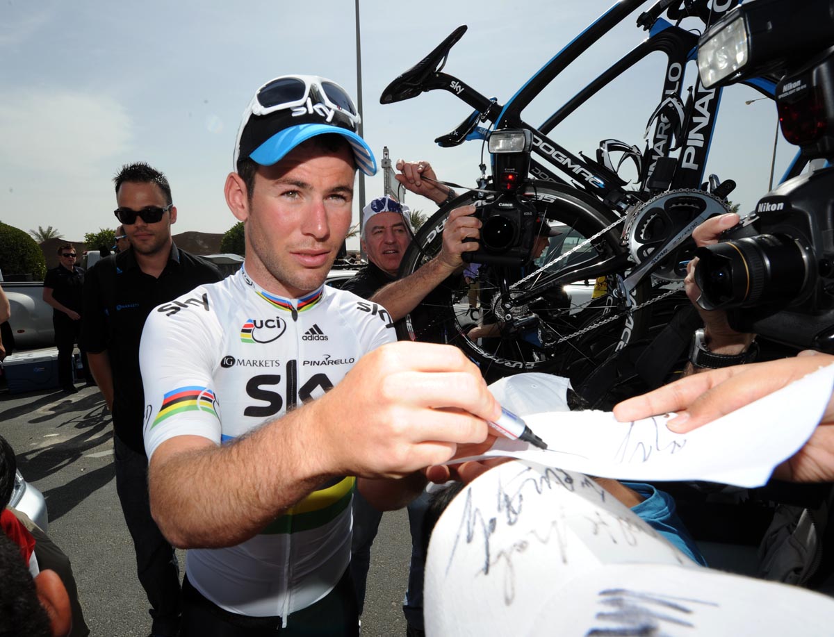 Mark Cavendish signs, Tour of Qatar 2012, stage three