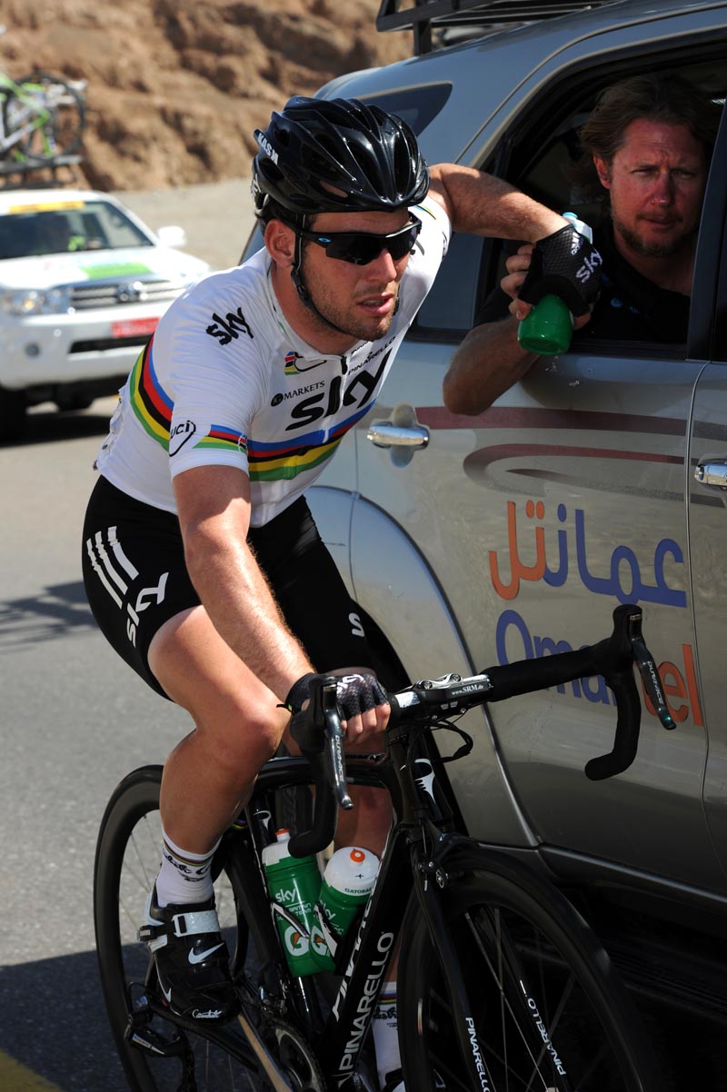 Mark Cavendish collects bidons, Tour of Oman 2012, stage five