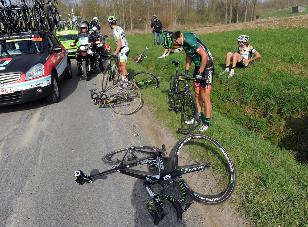 Yukiya Arashiro crashes, E3 Prijs Vlaanderen-Harelbeke 2012