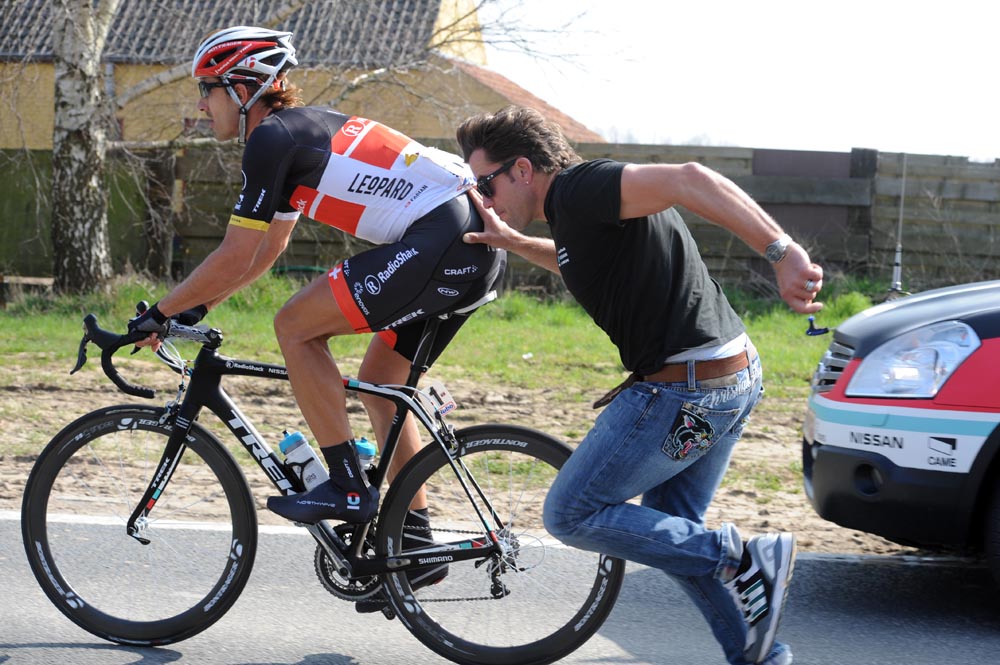 Fabian Cancellara gets a push, E3 Prijs Vlaanderen-Harelbeke 2012