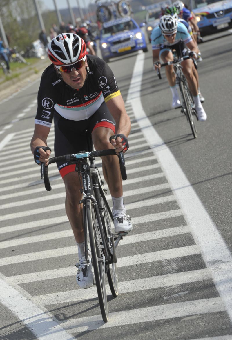 Hayden Roulston chases, Tour of Flanders 2012