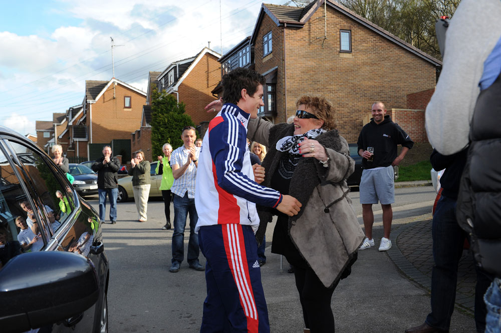 Ben Swift and his mother, Ben Swift homecoming, 10 April 2012