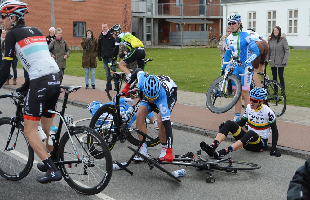 giro12st2-navardauskas-Bauer crash.jpg Ramunas Navardauskas and Jack Bauer crash, Giro d'Italia 2012, stage two