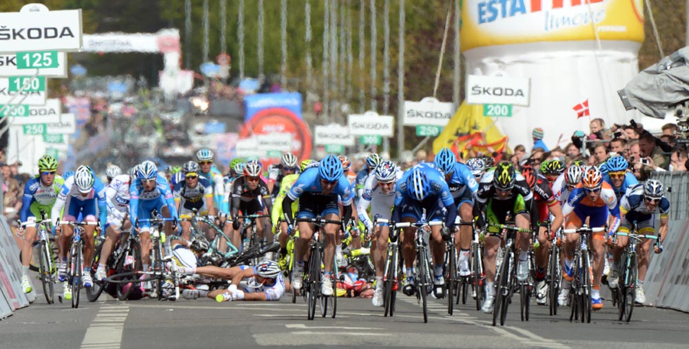 Crash during sprint, Giro d'Italia 2012, stage three