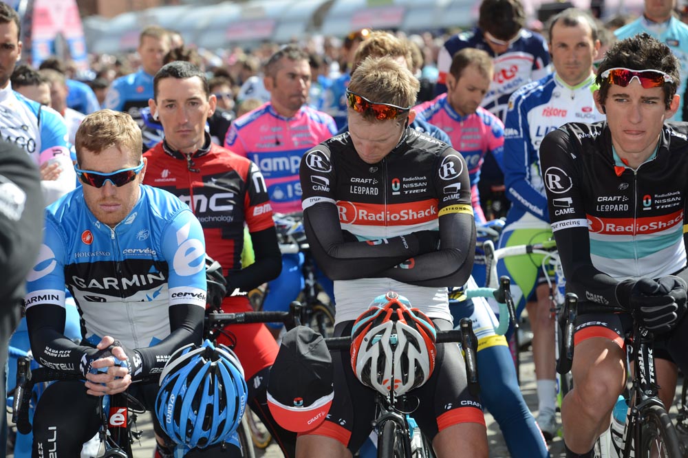 giro12st3-farrar-bakeldnt-sergent.jpg Tyler Farrar, Jan Bakelant and Jesse Sergent pay tribute to Wouter Weylandt, Giro d'Italia 2012, stage three