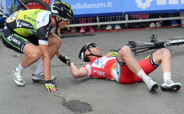 Matt Goss in sprint crash, Giro d'Italia 2012, stage nine Matt Goss in sprint crash, Giro d'Italia 2012, stage nine