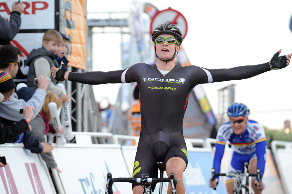 Scott Thwaites wins, Tour Series 2012, round one, Kirkcaldy