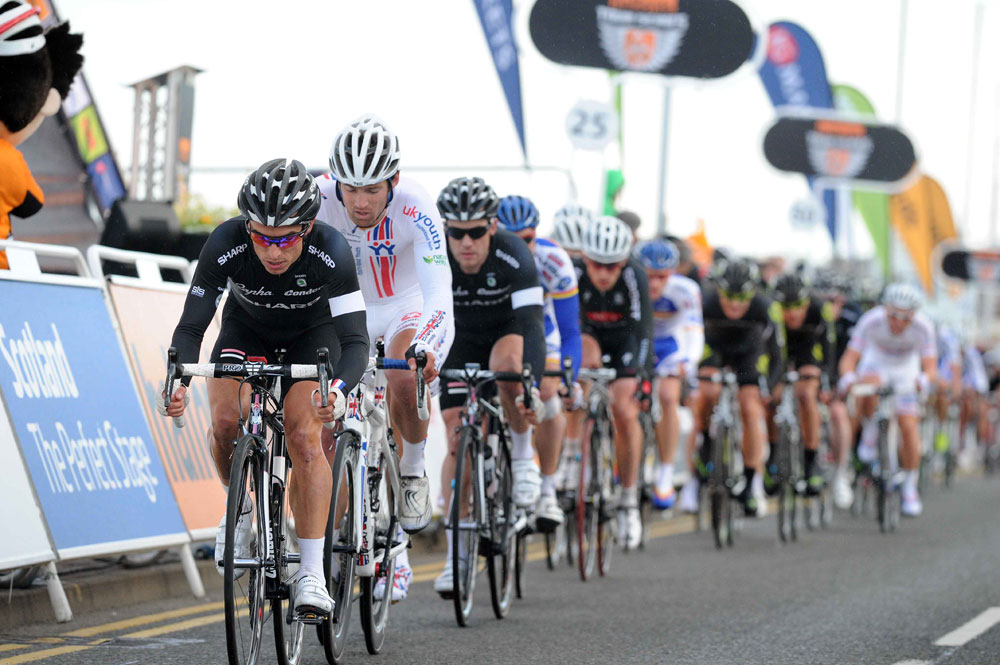 Dean Downing leads pack, Tour Series 2012, round one, Kirkcaldy