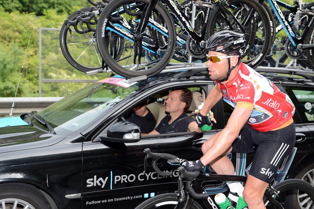 Mark Cavendish collects bottles, Giro d'Italia 2012, stage 16