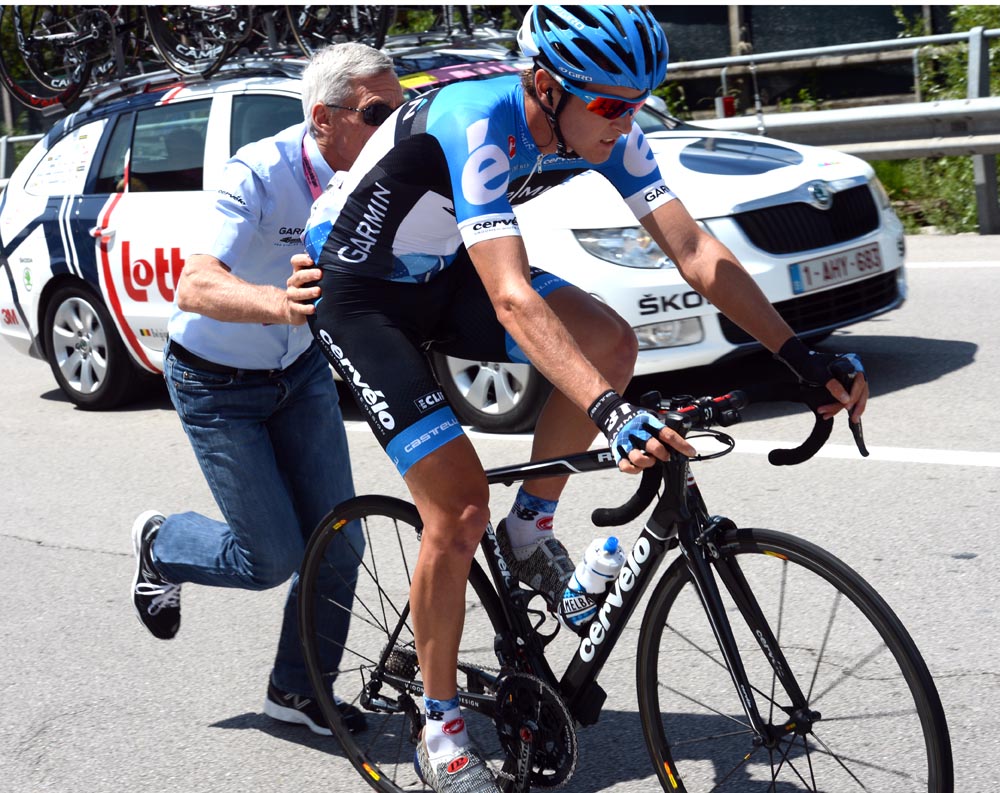 Peter Stetina gets a push from Allan Peiper, Giro d'Italia 2012, stage 16
