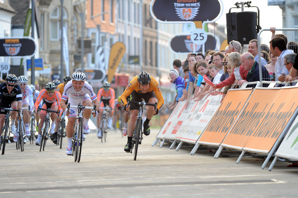 tr12r6-Briggs-out-sprints-Wilko.jpg Graham Briggs outsprints Ian Wilkinson, Tour Series 2012, round 6, Peterborough